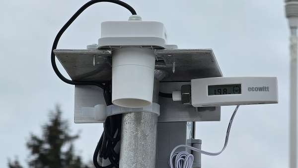 Halterung war mal für Regenmesser, jetzt für Schneehöhenmessung modifizert